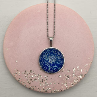 Kette blau mit silber Wirbeln