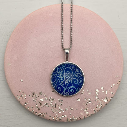 Kette blau mit silber Wirbeln
