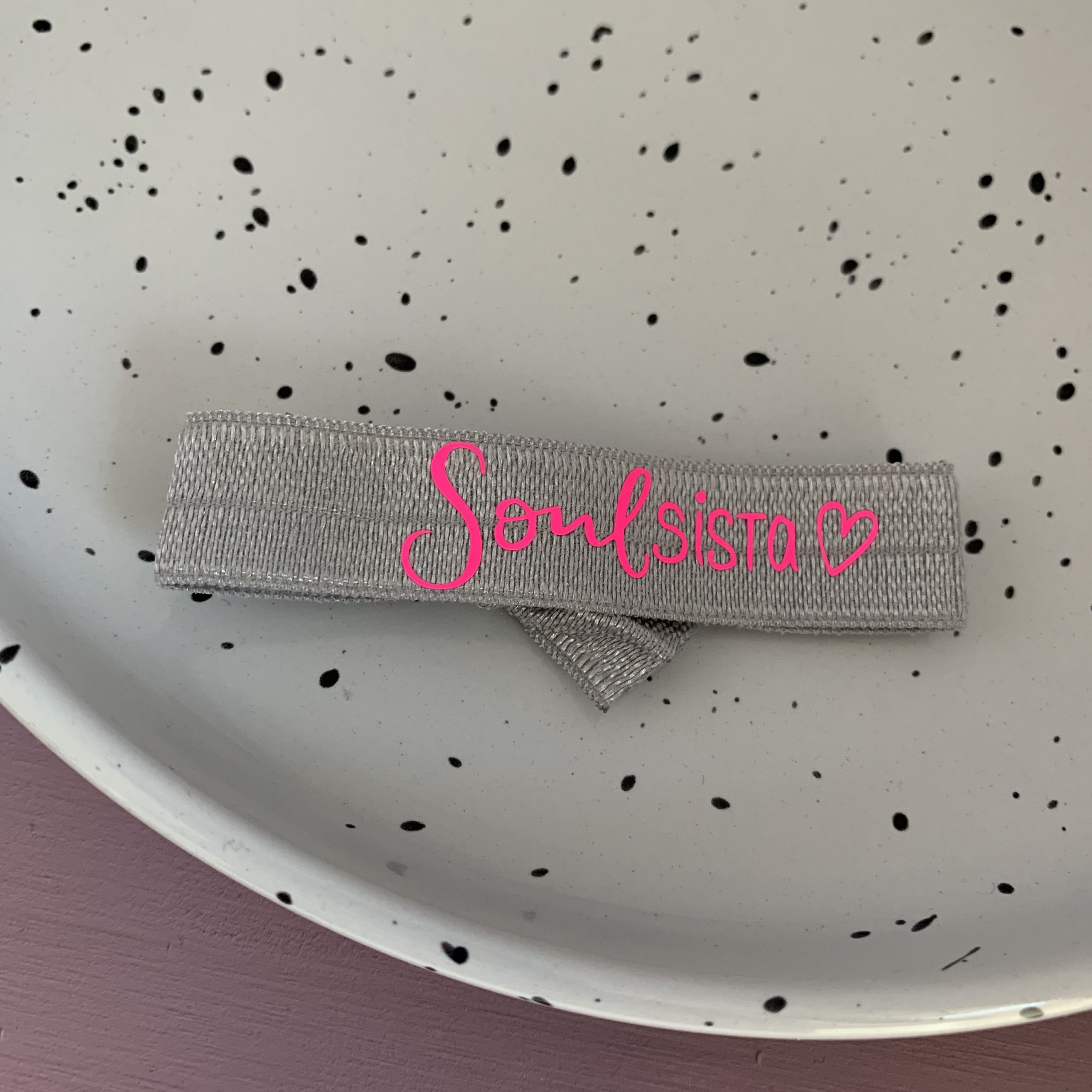 SoulSISTA Armband grau/ neonpink