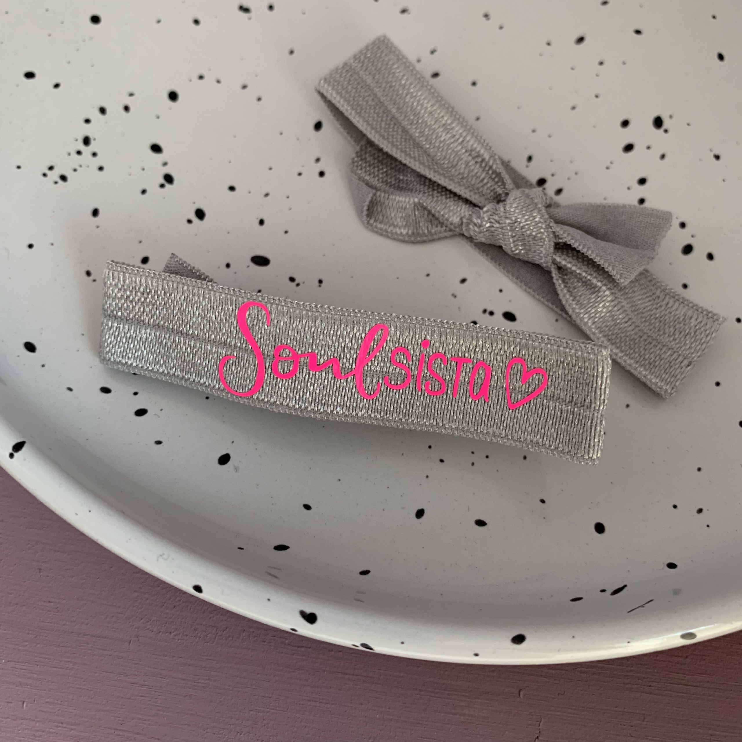 SoulSISTA Armband grau/ neonpink Rückseite