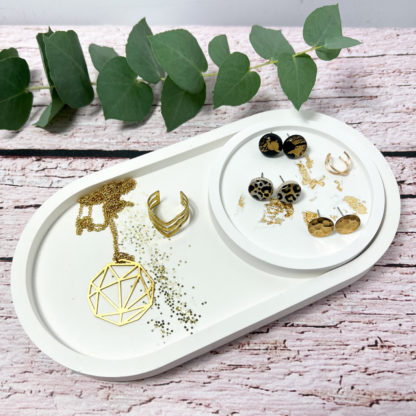 Dekotablett mit Schmuck