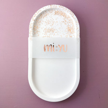Dekotablett mit viel bronzefarbenem Glitzerkonfetti_2