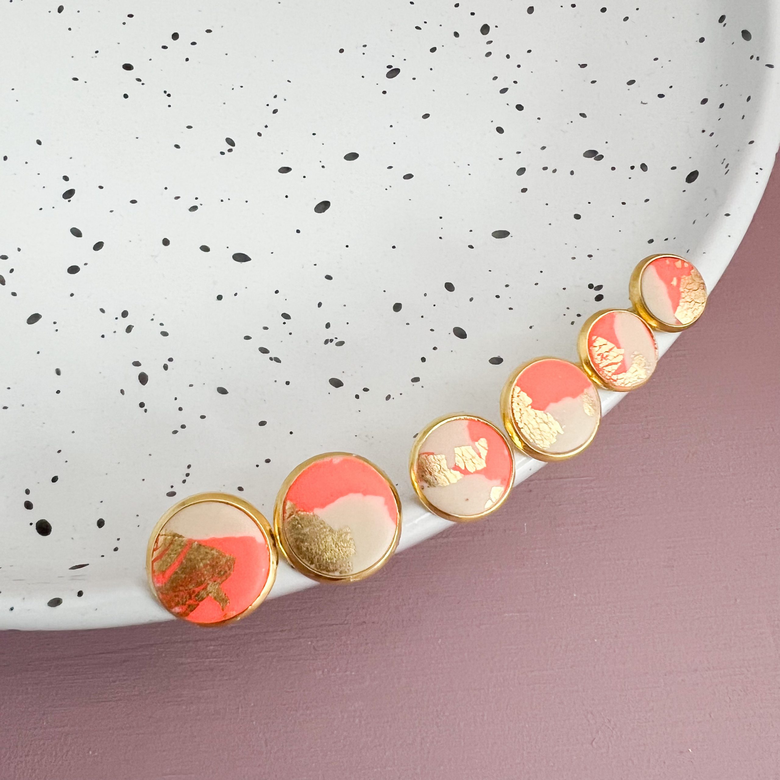 Ohrstecker Polymer clay Neonkoralle beige Gold_alle Größen
