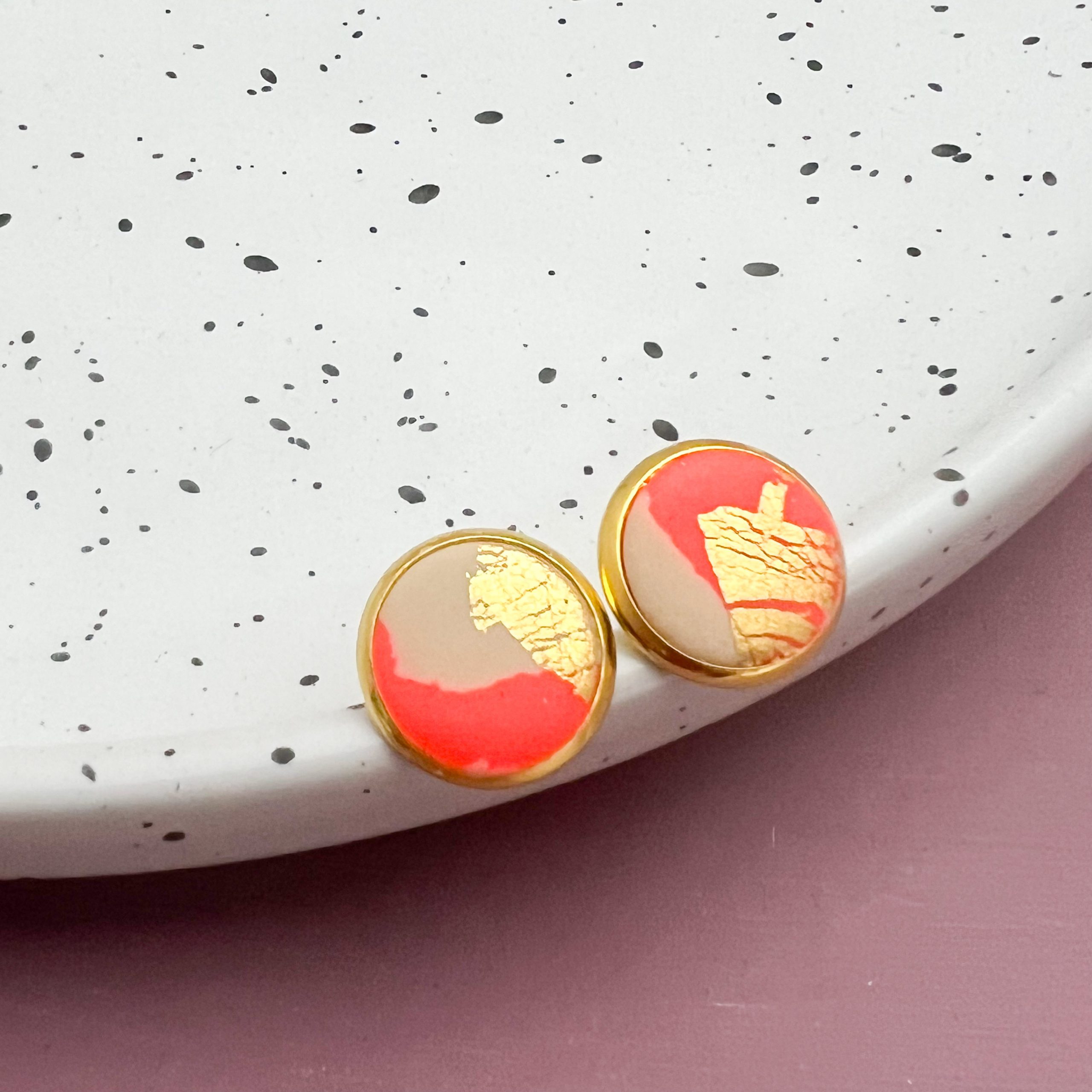 Ohrstecker Polymer clay Neonkoralle beige Gold
