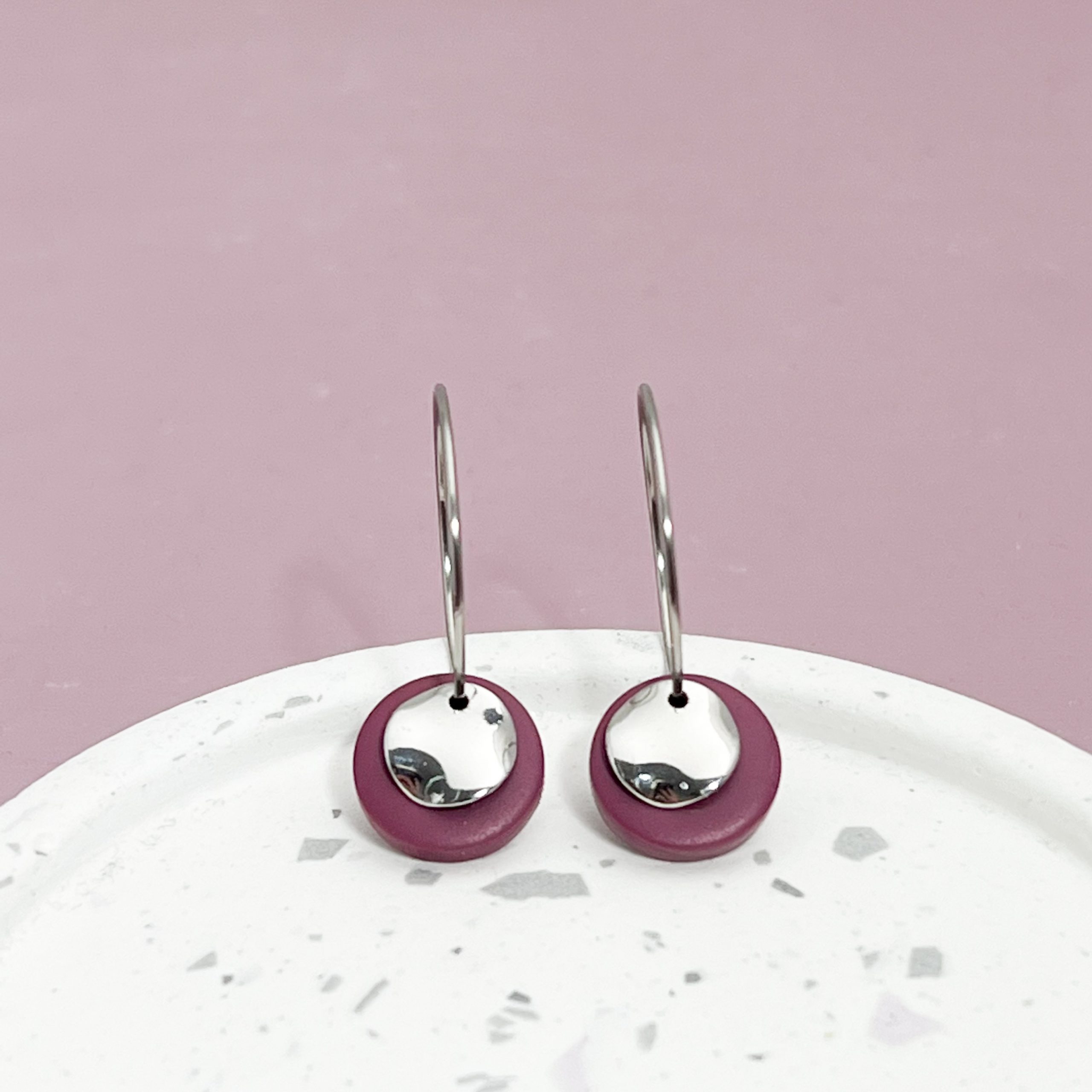 Kleine Creole beere mit gewelltem Plättchen silber