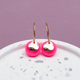Mini Creole Neonpink, gewelltes Plättchen roségold