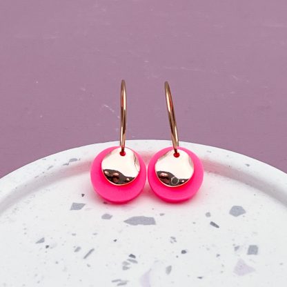 Mini Creole Neonpink, gewelltes Plättchen roségold