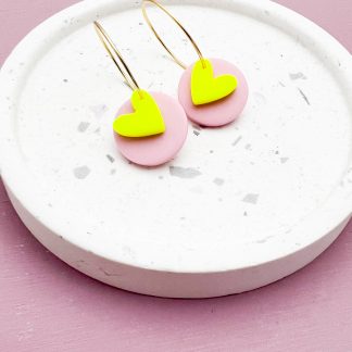 Creole neongelbes Herzchen rosa Plättchen